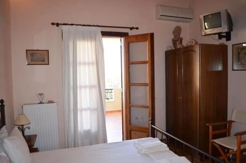 Δωμάτιο με ντουλάπα και μπαλκονόπορτα
