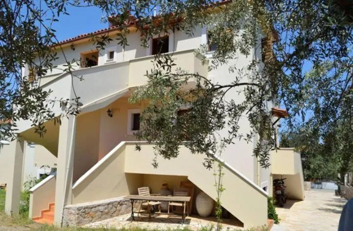 Η σκάλα και η αυλή με τα τραπέζια