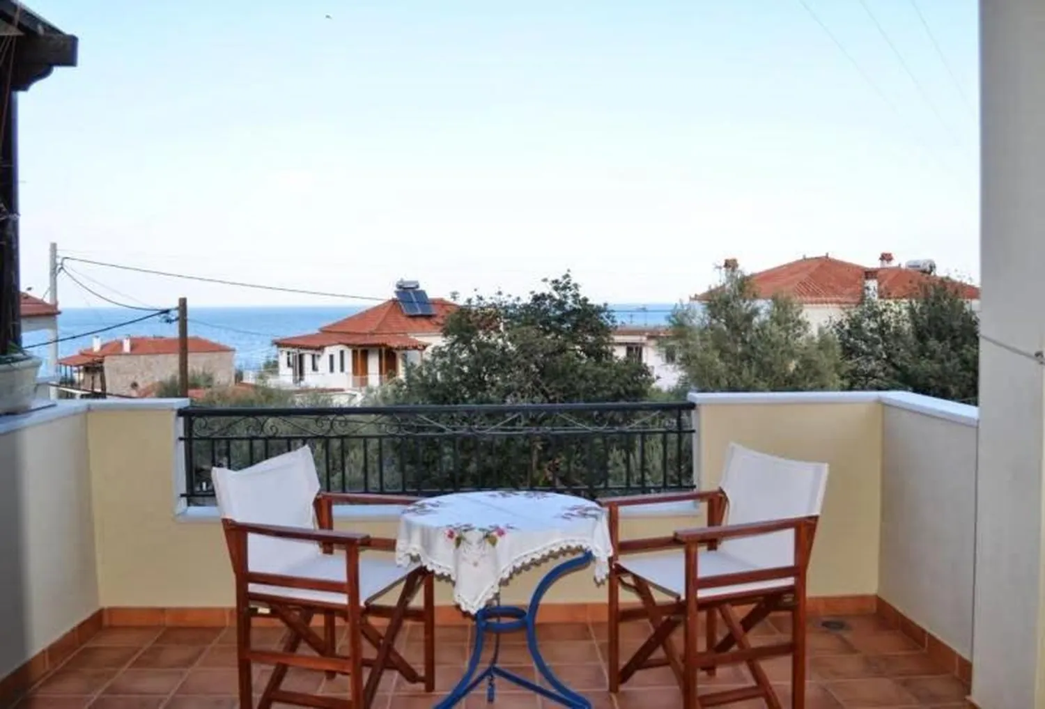 Τα κεραμίδια των Πουλίθρων και η θάλασσα από τη βεράντα